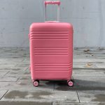 Чемодан Bizon H08 розовый, вид с переди с выдвинутой ручкой