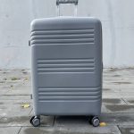 Чемодан Bizon H08 серый, вид с переди с выдвинутой ручкой