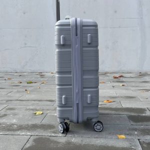 Чемодан Bizon H04 серый, вид слева с поднятой выдвижной ручкой и боковыми ножками