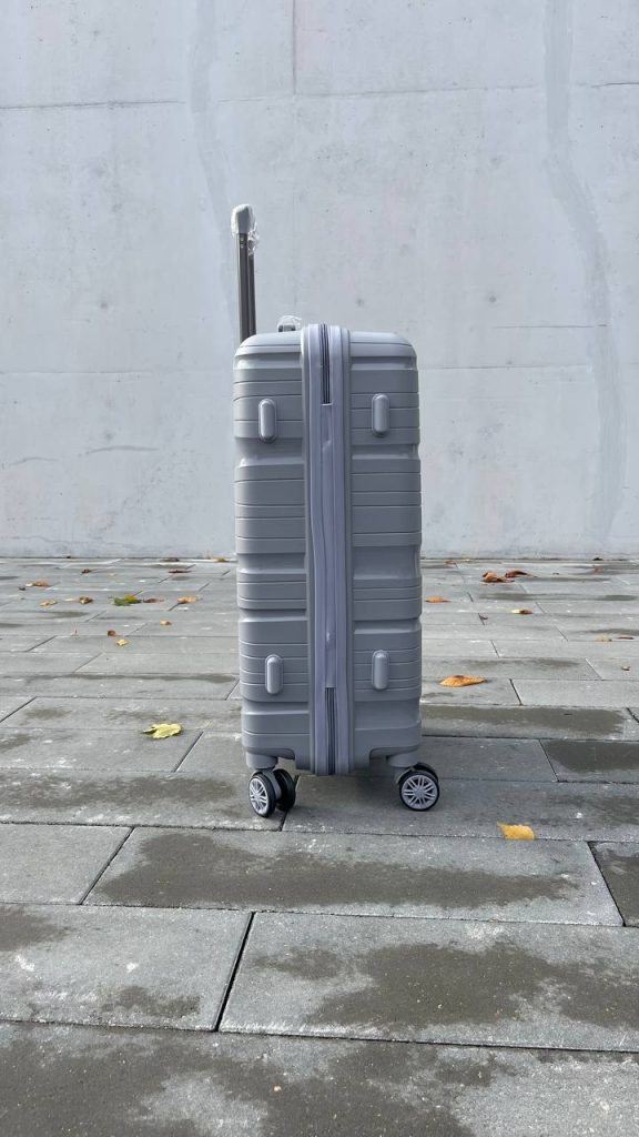 Чемодан Bizon H04 серый, вид слева с поднятой выдвижной ручкой и боковыми ножками