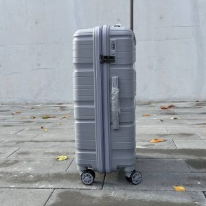 Чемодан Bizon H04 серый, вид справа с поднятой выдвижной ручкой, показаны молния, боковая ручка и кодовый замок