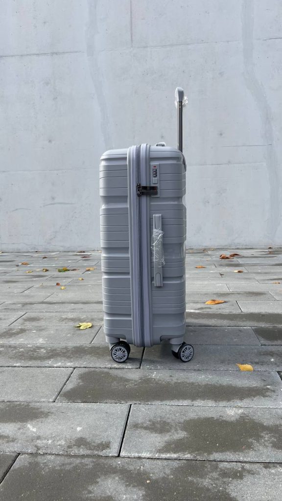 Чемодан Bizon H04 серый, вид справа с поднятой выдвижной ручкой, показаны молния, боковая ручка и кодовый замок