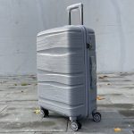 Чемодан Bizon Н04 серый, вид спереди под углом (три четверти) с поднятой выдвижной ручкой