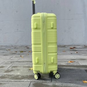 Чемодан Bizon H04 салатовый, вид слева с поднятой выдвижной ручкой и боковыми ножками