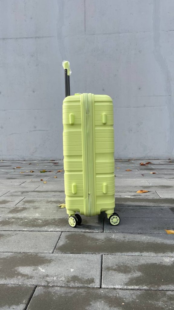 Чемодан Bizon H04 салатовый, вид слева с поднятой выдвижной ручкой и боковыми ножками