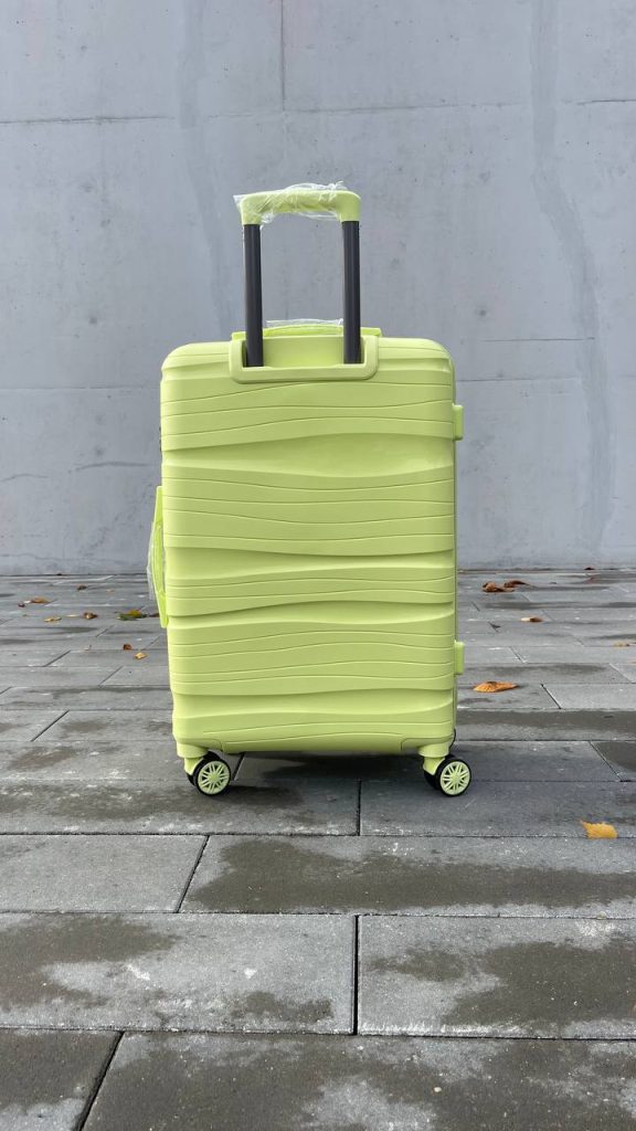 Чемодан Bizon H04 салатовый, вид сзади с поднятой выдвижной ручкой
