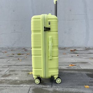 Чемодан Bizon H04 салатовый, вид справа с поднятой выдвижной ручкой, показаны молния, боковая ручка и кодовый замок