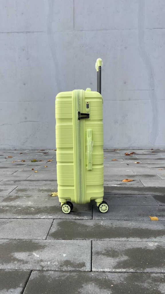 Чемодан Bizon H04 салатовый, вид справа с поднятой выдвижной ручкой, показаны молния, боковая ручка и кодовый замок