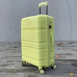 Чемодан Bizon Н04 салатовый, вид спереди под углом (три четверти) с поднятой выдвижной ручкой - демонстрация