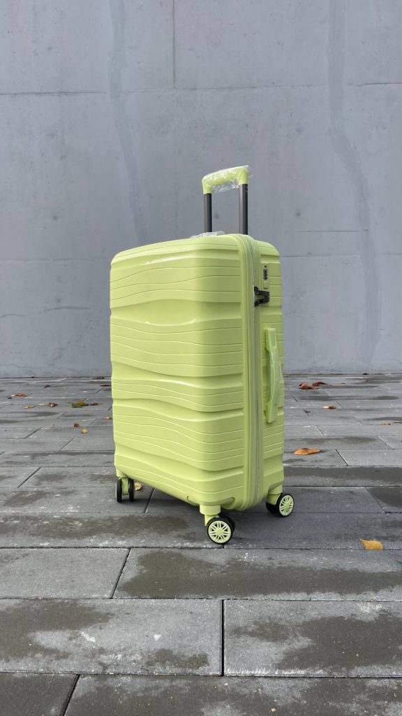 Чемодан Bizon Н04 салатовый, вид спереди под углом (три четверти) с поднятой выдвижной ручкой