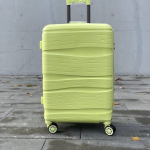 Чемодан Bizon H04 салатовый, вид спереди с поднятой выдвижной ручкой