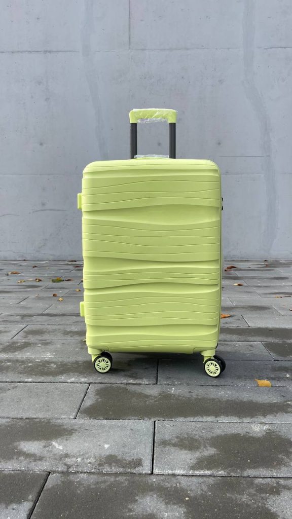 Чемодан Bizon H04 салатовый, вид спереди с поднятой выдвижной ручкой