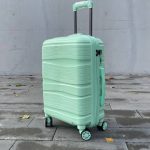 Чемодан Bizon Н04 мятный, вид спереди под углом (три четверти) с поднятой выдвижной ручкой - демонстрация