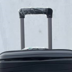 Поднята выдвижная ручка чемодана