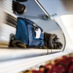 Чемодан в багажной полке самолета