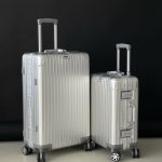 Чемодан Golden серый, вид спереди с поднятыми ручками