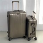 Чемодан Golden ,бронзовый, вид спереди с поднятыми ручками