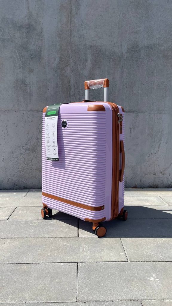 Чемодан Mybag Combo лавандовый, вид три четверти спереди с поднятой ручкой