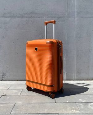 Чемодан Mybag Combo оранжевый вид спереди три четверти с поднятой ручкой
