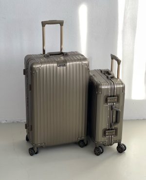 Чемодан Golden ,бронзовый, вид спереди с поднятыми ручками