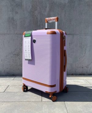 Чемодан Mybag Combo лавандовый, вид три четверти спереди с поднятой ручкой